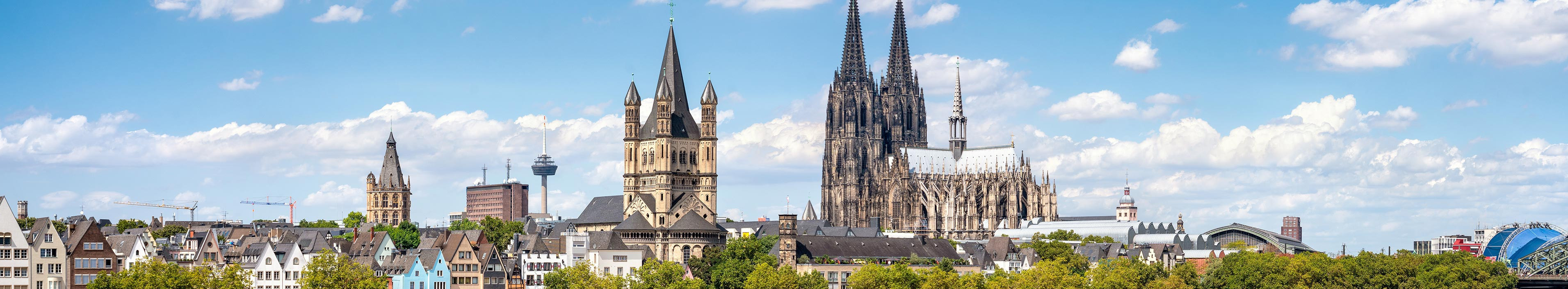 Kölner Skyline mit Dom und Rathaus.