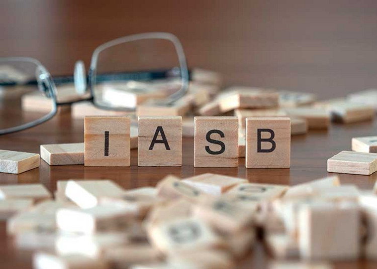 Auf einem Tisch liegen Würfel, auf denen „IFRS“ für „International Financial Reporting Standards“ steht. Jeder Buchstabe steht auf einem Würfel.