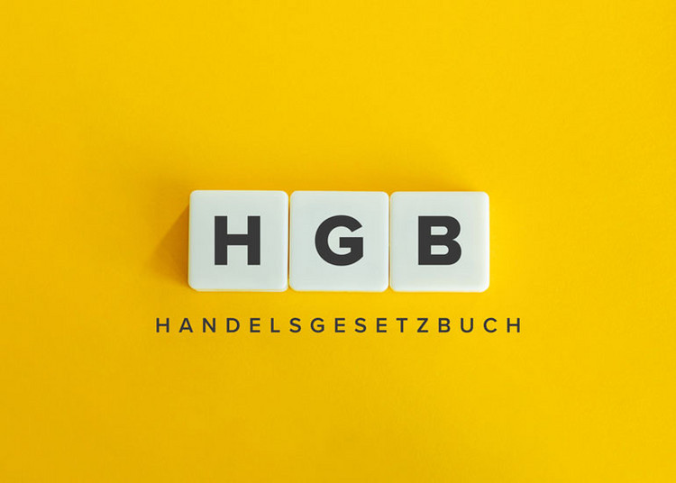 Plättchen bilden das Wort "HGB". Jeder Buchstabe steht auf einem Plättchen. Darunter steht Handelsgesetzbuch.