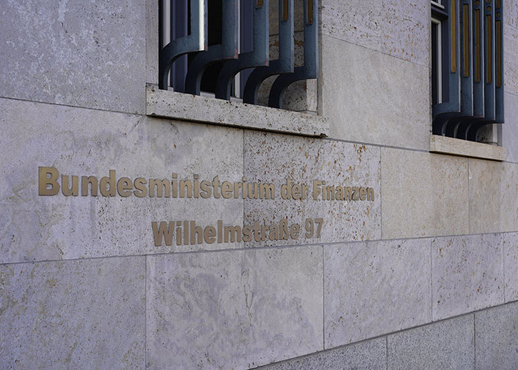 Außenansicht des Hinweisschildes am Gebäude des deutschen Bundesministeriums der Finanzen.