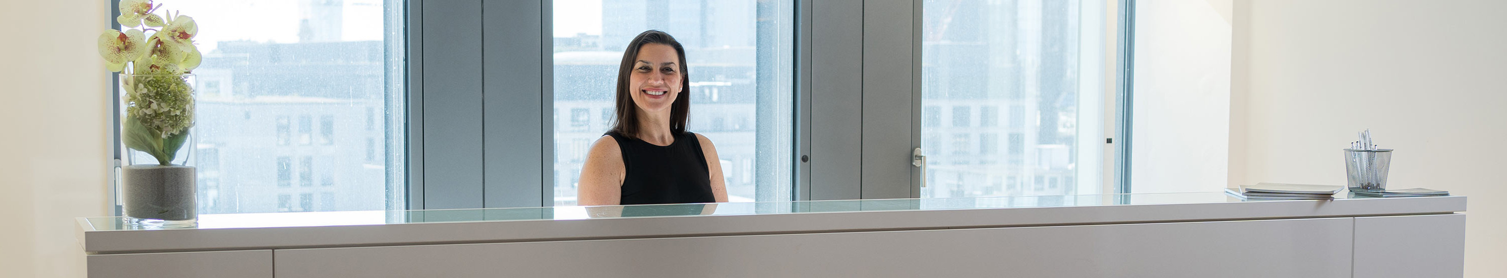 Empfang mit Person am Nexia Standort in Frankfurt.