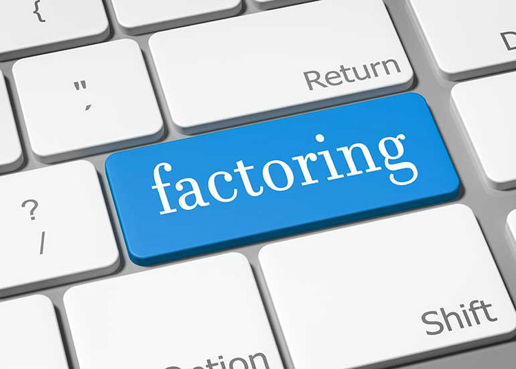 Eine Bildcollage zeigt eine Tastatur, auf der sich eine blaue Taste mit mit der Aufschrift "factoring" zu sehen ist. 