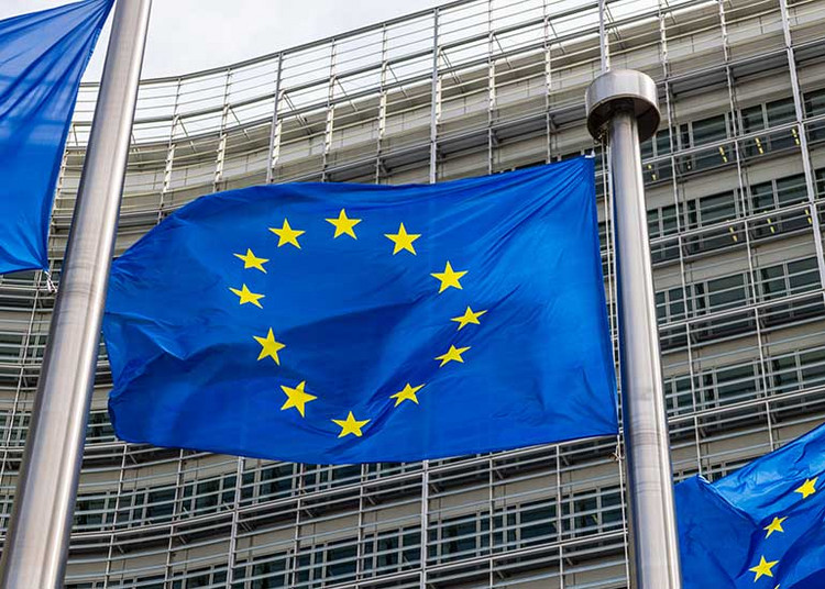 Europaflagge vor einem Gebäude.