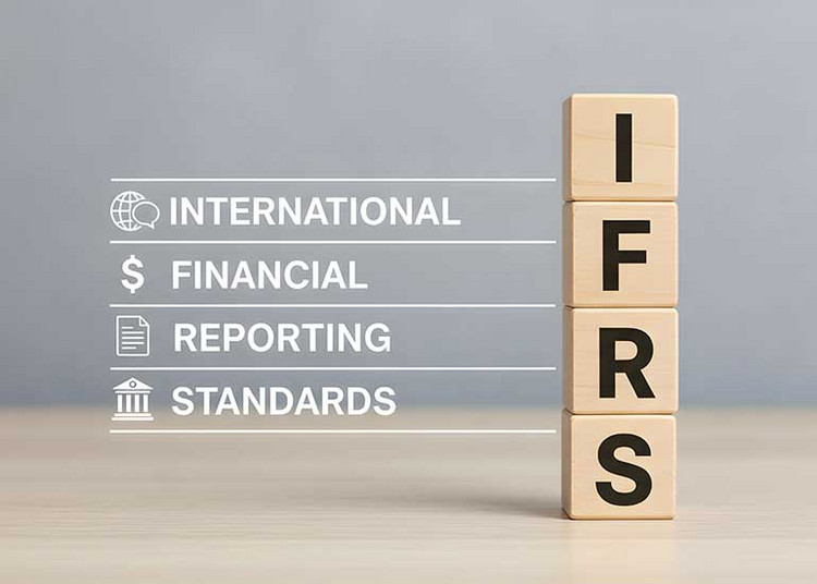 Die Bildcollage zeigt vier übereinandergestapelte Holzbausteine, die das Akronym „IFRS“ bilden. Daneben steht die ausgeschriebene Bezeichnung „International Financial Reporting Standards“. Ergänzende Symbole für globale Finanzberichterstattung, Dokumentation und Regulierung verdeutlichen den Bezug zu internationalen Rechnungslegungsstandards. Das Bild wurde mithilfe von KI erstellt.