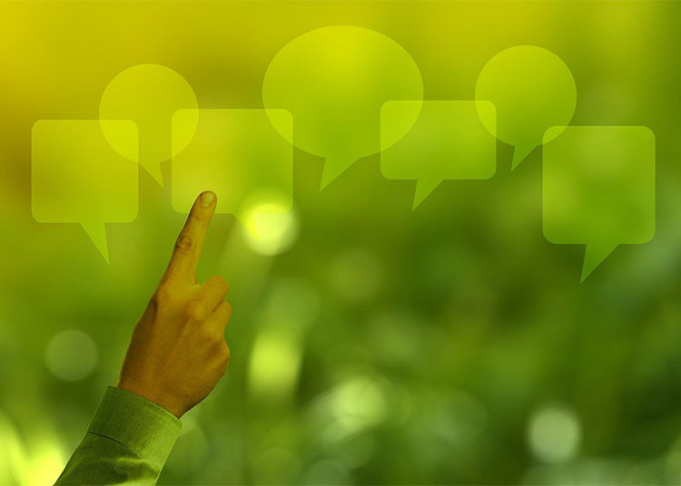 Eine Bildcollage zeigt eine Hand, die auf einen grünen Hintergrund mit Sprechblasen zeigt.