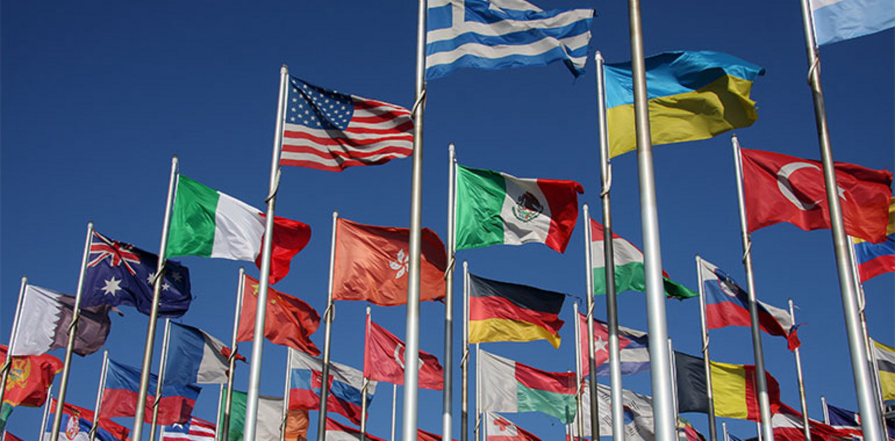 Gruppe von Flaggen verschiedener Nationen