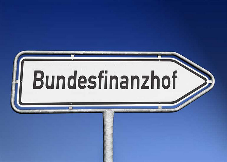 Bildcollage zeigt Schild in Form eines Pfeils mit der Aufschrift "Bundesfinanzhof“.