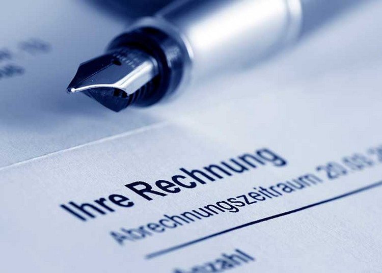 Auf der Detailansicht einer Rechnung liegt ein Füller.