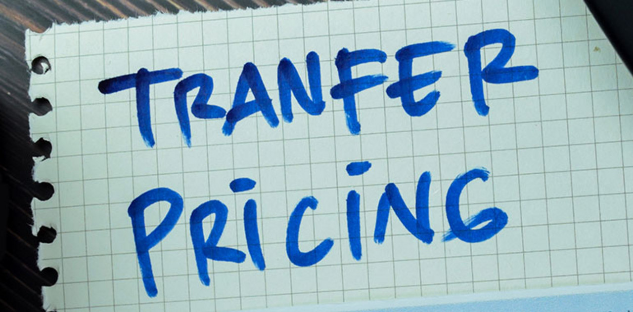 Auf einem Zettel steht "Transfer Pricing"