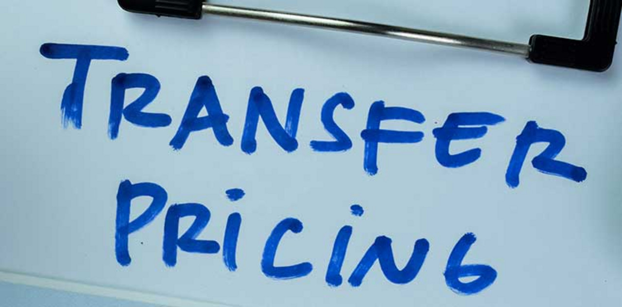Auf einem Zettel steht "Transfer Pricing"