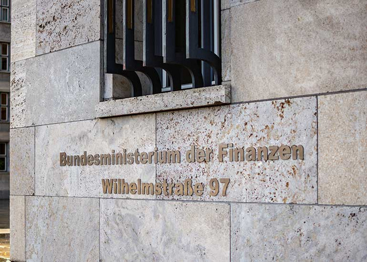 Außenansicht des Hinweisschildes am Gebäude des deutschen Bundesministeriums der Finanzen.
