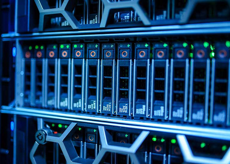 Blick in einen Serverraum. Zu sehen sind viele Festplatten.