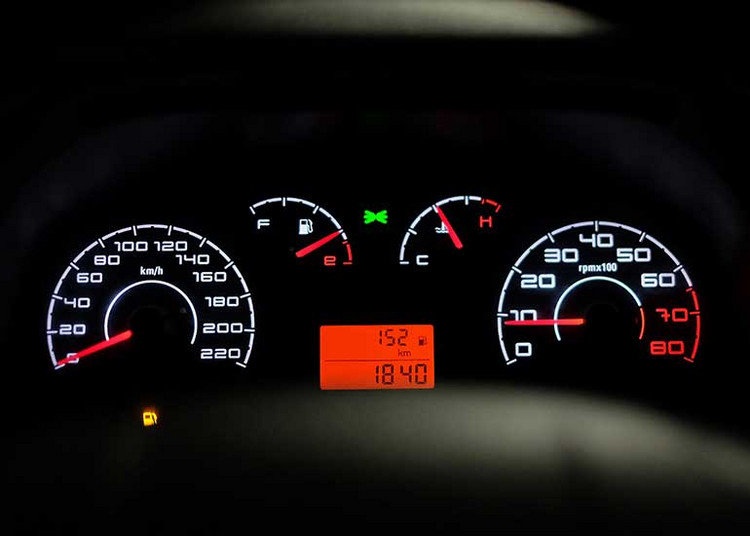 Zu sehen ist das Cockpit eines Autos aus der Perspektive des Fahrers.