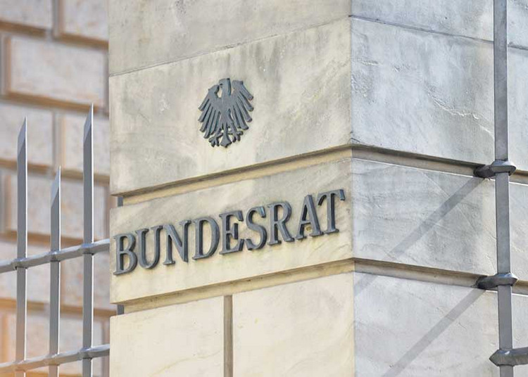 Säule im Eingangsbereich des deutschen Bundesratsgebäudes. Der Schriftzug „Bundesrat“ und der Bundesadler sind zu sehen.