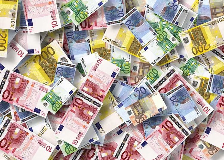 Aufsicht auf viele Euro-Banknoten.