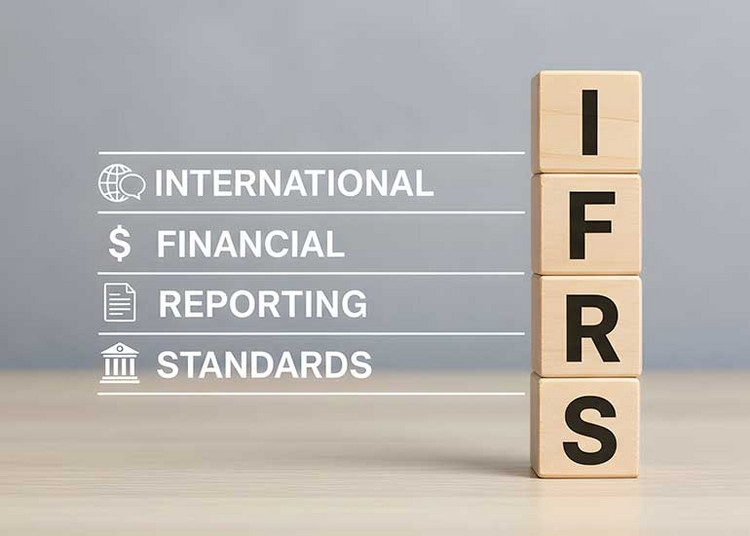 Die Bildcollage zeigt einen Turm aus Holzklötzen, auf denen zusammen der Text „IFRS” zu lesen ist. Daneben steht die Erklärung für den Begriff „International Financial Reporting Standards”. Diese Bild wurde mit KI generiert.