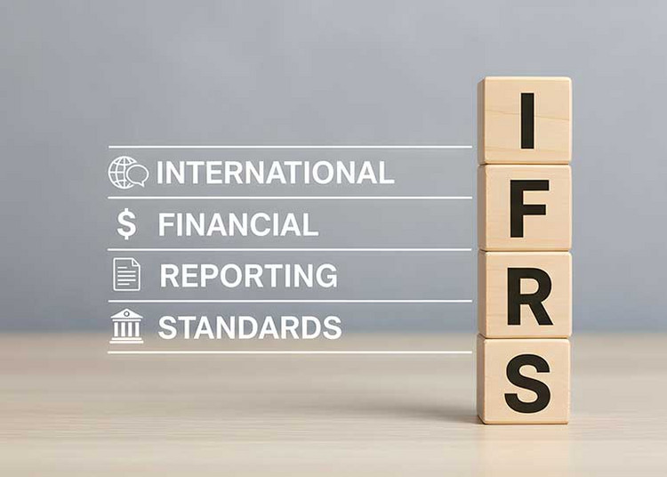 Die Bildcollage zeigt vier übereinandergestapelte Holzbausteine, die das Akronym „IFRS“ bilden. Daneben steht die ausgeschriebene Bezeichnung „International Financial Reporting Standards“. Ergänzende Symbole für globale Finanzberichterstattung, Dokumentation und Regulierung verdeutlichen den Bezug zu internationalen Rechnungslegungsstandards. Das Bild wurde mithilfe von KI erstellt.