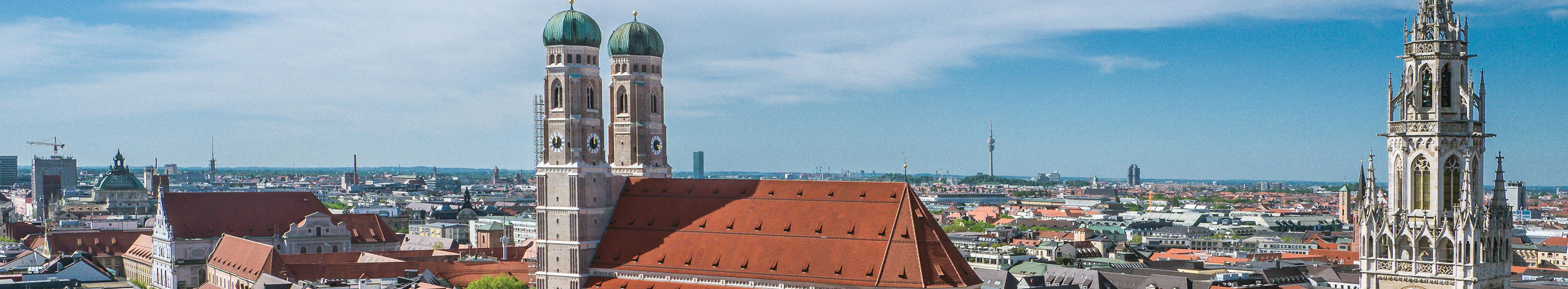 Panoramablick auf München mit Blick auf Marienplatz und Rathaus.