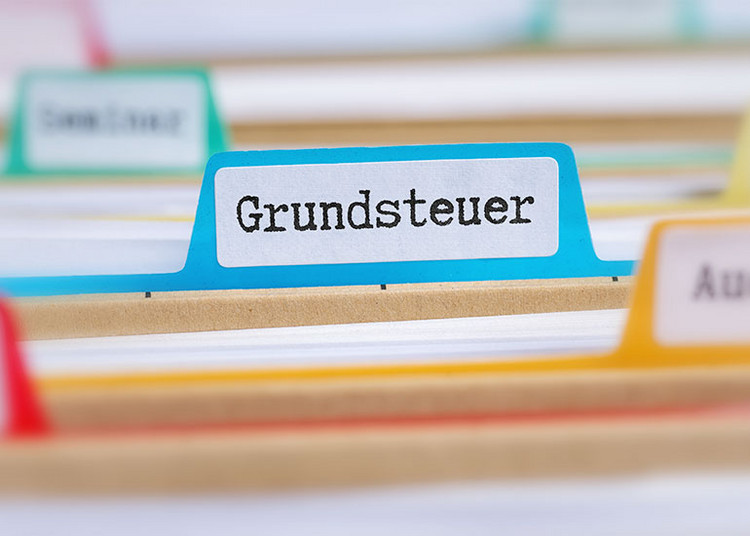 Hängeregister, auf dem das Register mit der Aufschrift "Grundsteuer" hervorgehoben ist.