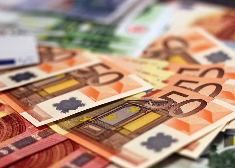 Aufsicht auf viele Euro-Banknoten.