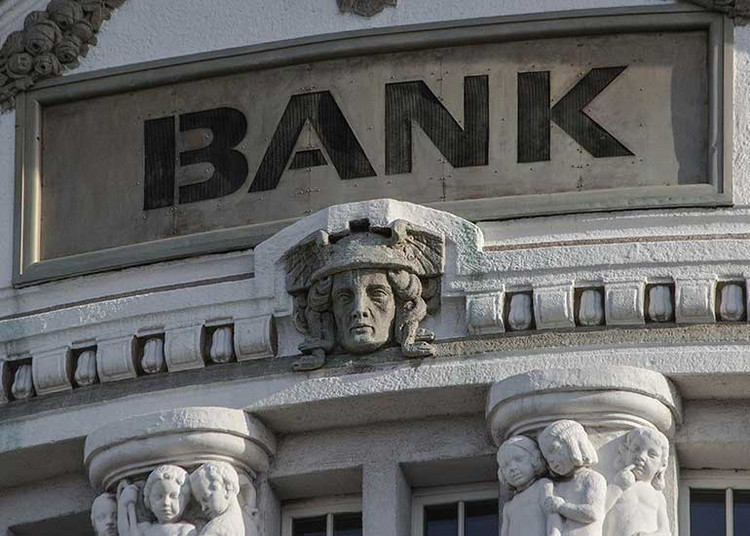 Auf einem Gebäude ist der Schriftzug „Bank” aufgebracht.
