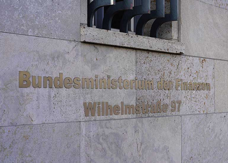 Außenansicht des Hinweisschildes am Gebäude des deutschen Bundesministeriums der Finanzen.