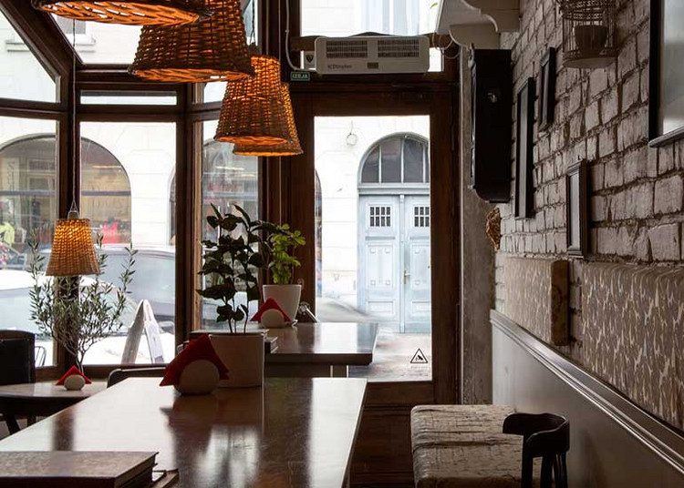 Blick vom Inneren eines Restaurants durch ein Schaufenster auf die Straße.