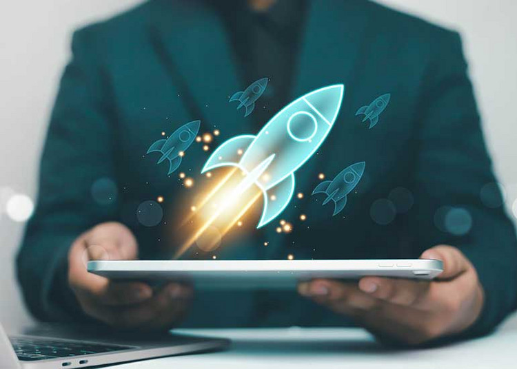Die Bildcollage zeigt eine Person, die ein Tablet in den Händen hält. Darüber startet eine leuchtende digitale Rakete.