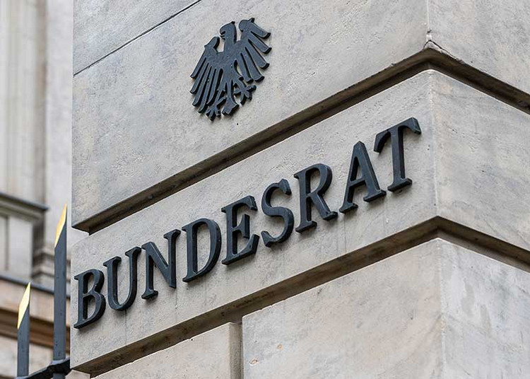 Säule im Eingangsbereich des deutschen Bundesratsgebäudes. Der Schriftzug „Bundesrat“ und der Bundesadler sind zu sehen.