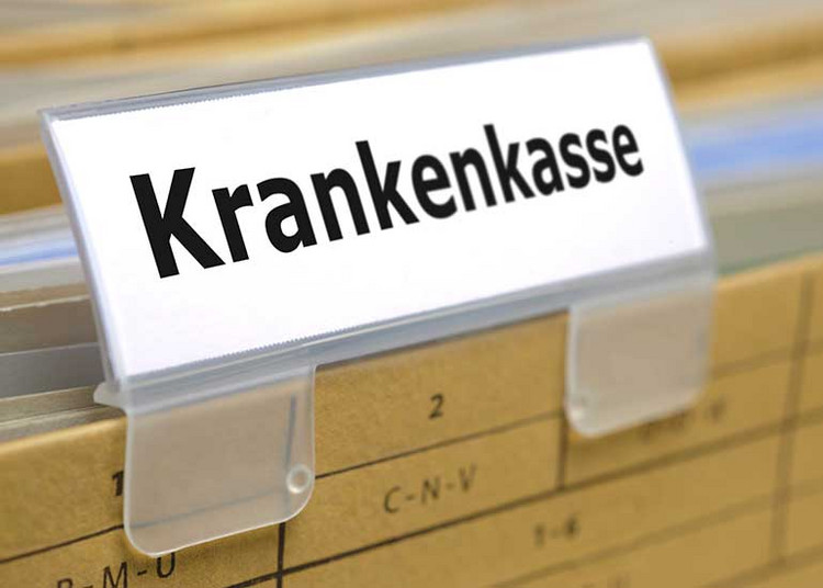 Auf dem Schild eines Hängeregisters steht „Krankenkasse”.