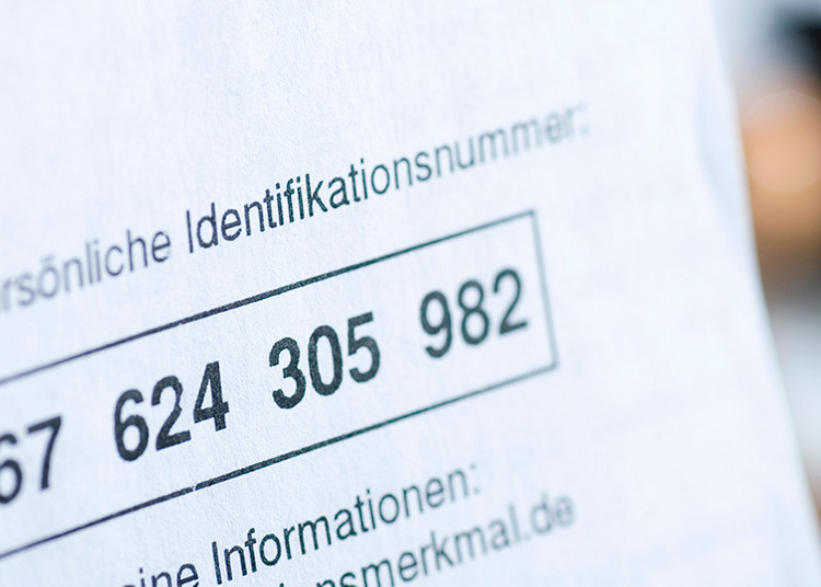 Detailansicht einer persönlichen Identifikationsnummer auf einem Blatt Papier.