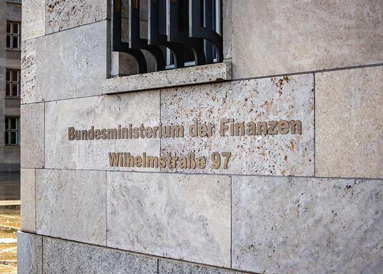 Außenansicht des Hinweisschildes am Gebäude des deutschen Bundesministeriums der Finanzen.