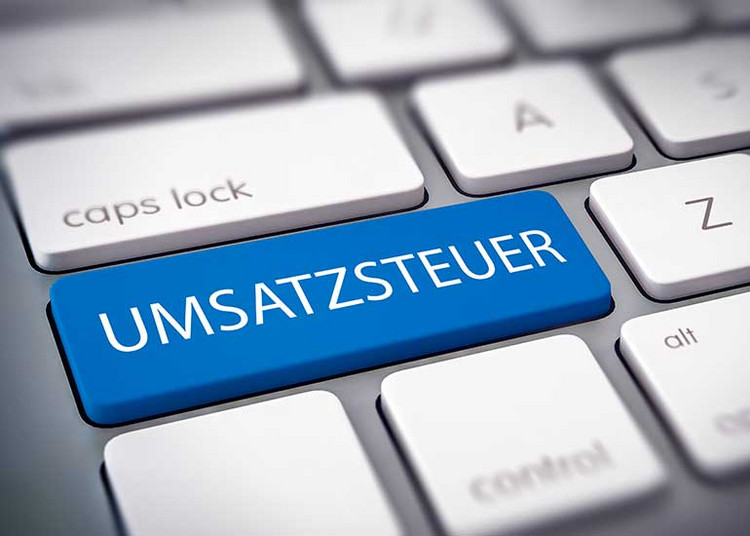 Eine Bildcollage mit einer Tastatur, auf der eine Taste mit der Aufschrift "Umsatzsteuer" angebracht ist.