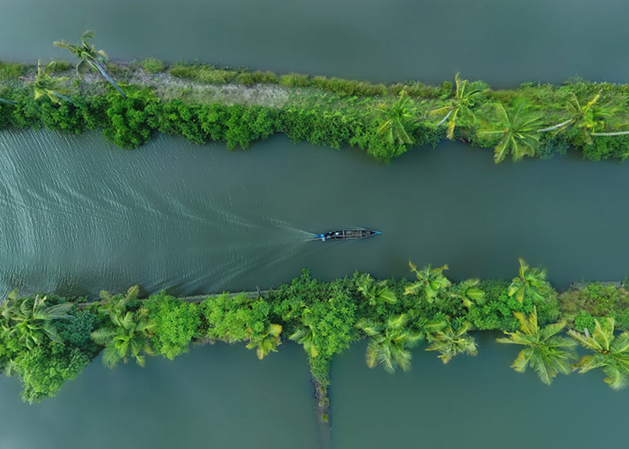 Luftaufnahme des Flusses Karala.