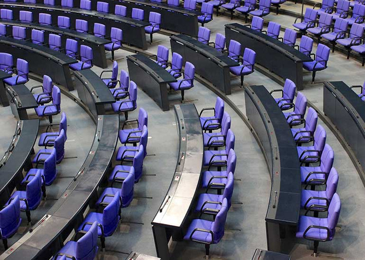 Leere Stuhlreihen im Deutschen Bundestag.