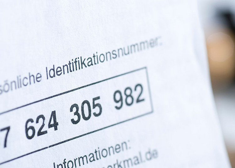 Detailansicht einer persönlichen Identifikationsnummer auf einem Blatt Papier.