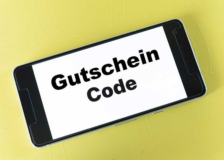 Auf dem Display des Handys steht der Text „Gutschein Code“.
