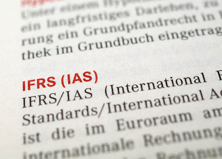 Auszug aus einem Lexikon, der Begriff "IFRS (IAS)" ist hervorgehoben. Es wird erklärt, dass dieser Begriff für International Financial Reporting Standards steht.