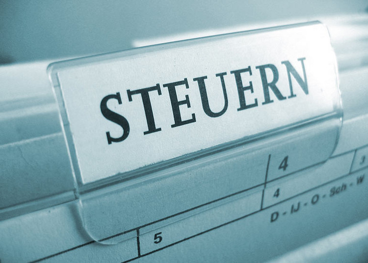 Detailansicht auf ein Register auf dem "Steuern" steht.