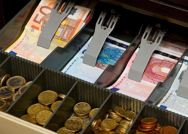 Blick in eine Registrierkasse. Sie ist mit Euro-Banknoten und -Münzen gefüllt.