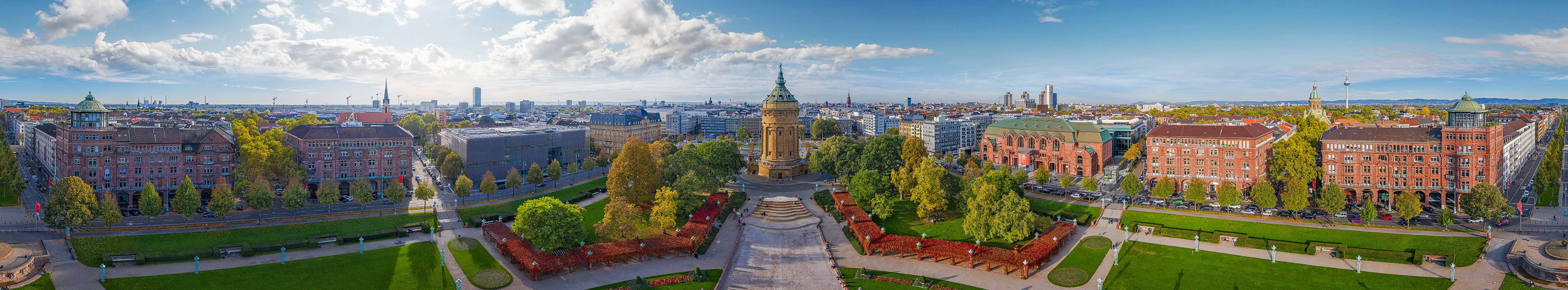 Panoramablick auf Mannheim mit Blick auf Rosengarten und Wasserturm.