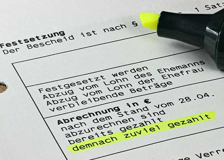Ausschnitt eines deutschen Lohnsteuerbescheids mit Steuerrückzahlung. Der Text „demnach zuviel gezahlt” ist hervorgehoben. Darauf liegt ein Textmarker.