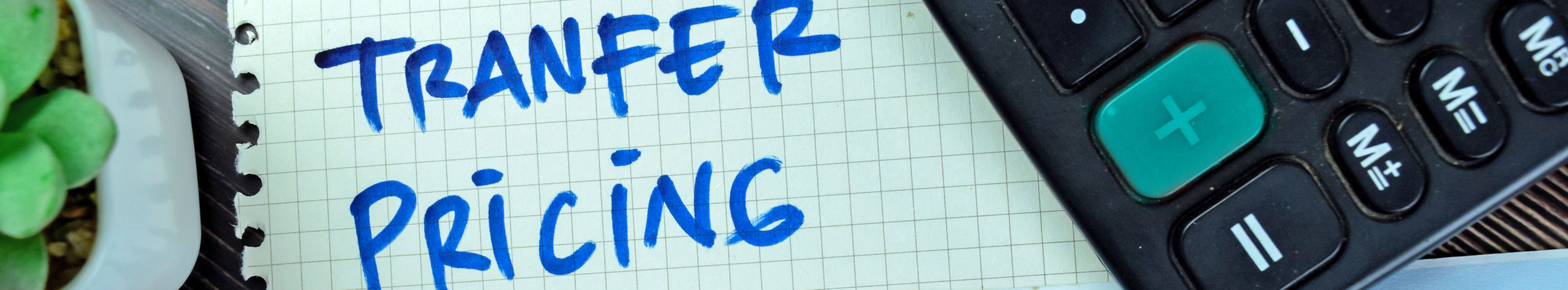 Auf einem Zettel steht "Transfer Pricing".