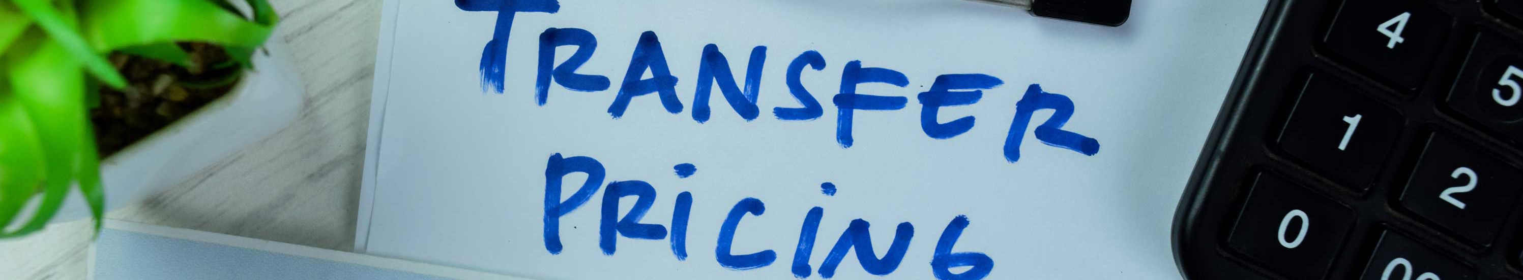 Auf einem Zettel steht "Transfer Pricing".