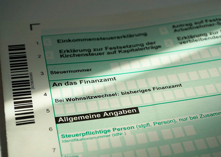 Abgebildet ist ein Einkommensteuerformular.