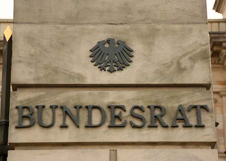 Säule im Eingangsbereich des deutschen Bundesratsgebäudes. Der Schriftzug „Bundesrat“ und der Bundesadler sind zu sehen.