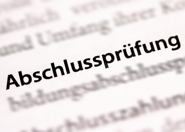 Der Begriff Abschlussprüfung wird in einem Lexikon hervorgehoben.