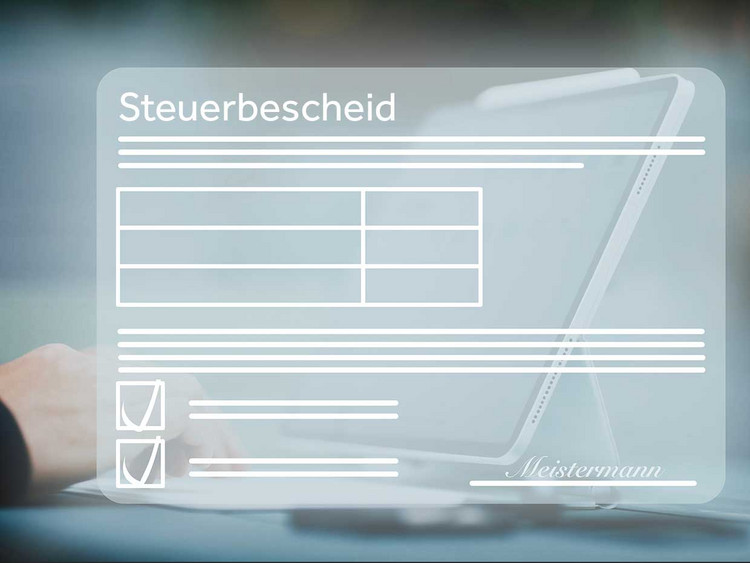 Die Bildcollage zeigt eine Person an einem Schreibtisch. Vor ihr befindet sich eine Grafik mit einem vereinfachten Steuerbescheid.