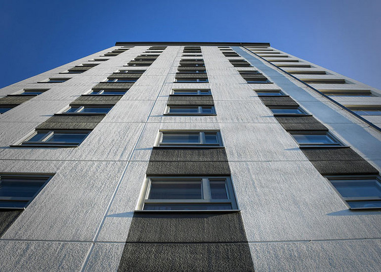 Zu sehen ist ein Hochhaus, das von unten nach oben fotografiert wurde.