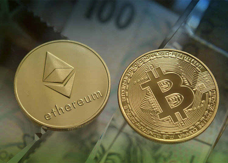 Bitcoin-Münzen liegen vor Euro-Banknoten.
